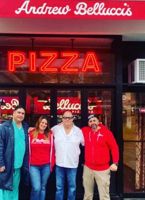 Kanakis create pizza